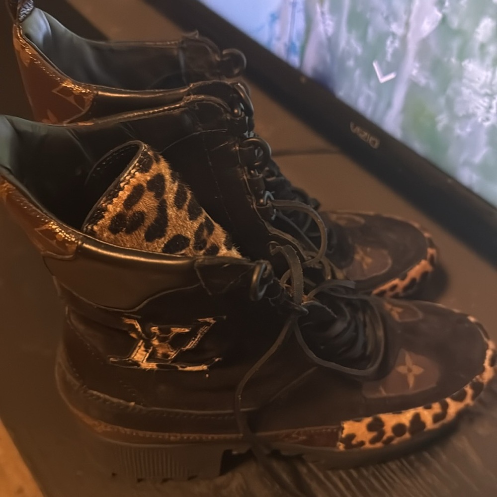 Louis Vuitton
Lauréate leather biker boots - Picture 4 of 8